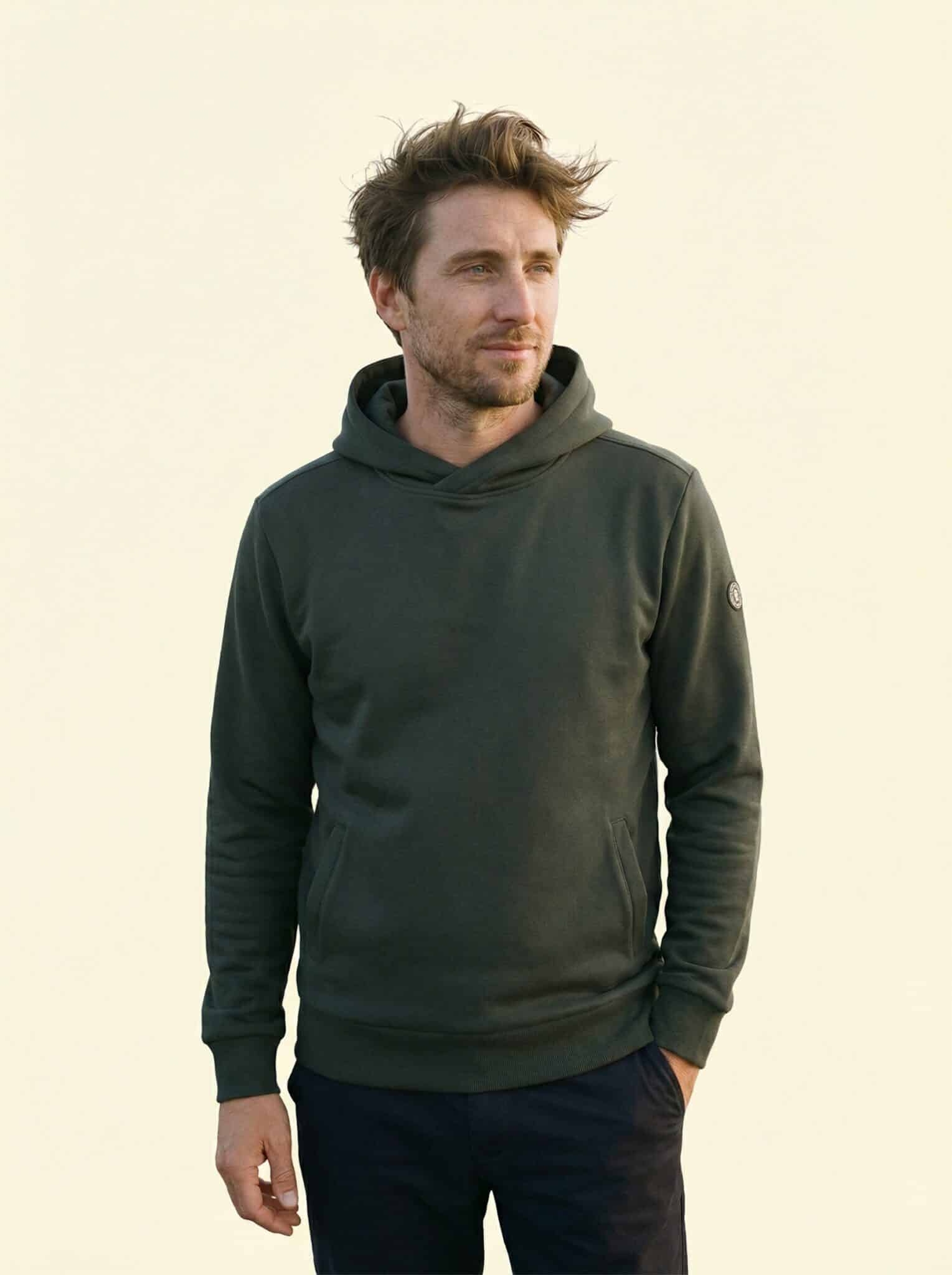 Toni - Ganzkörper Toni – Hoody Ganzkörper, lockere Pose