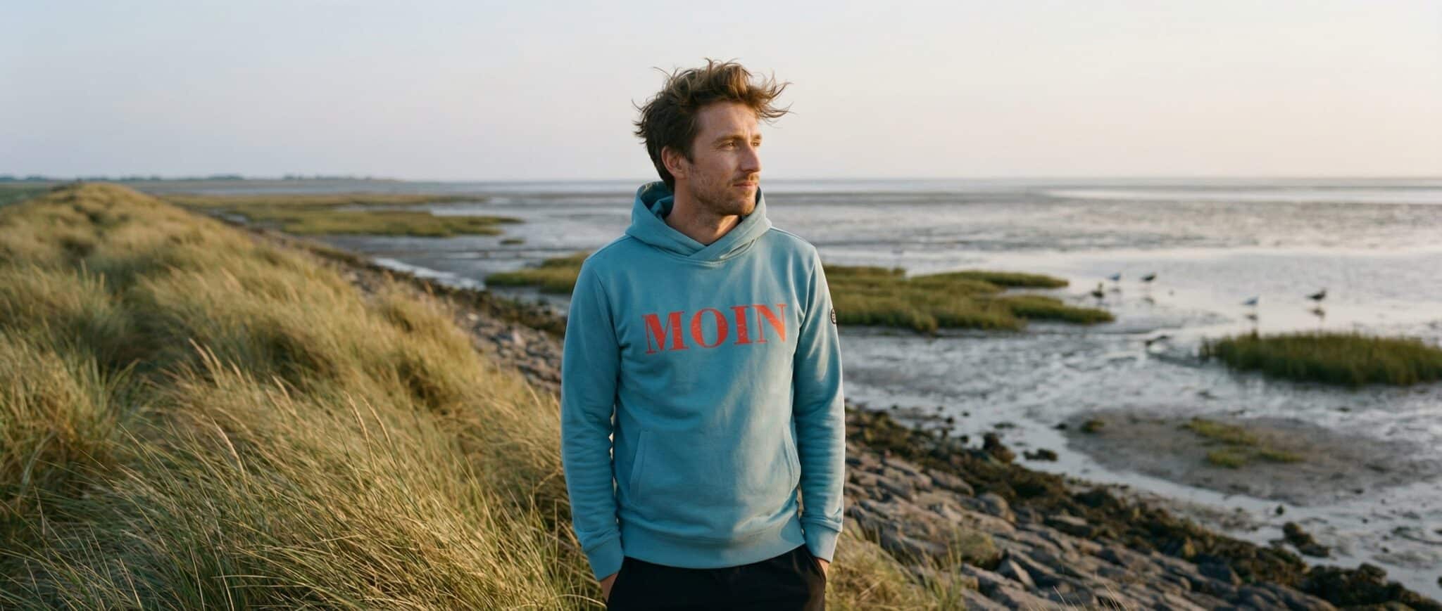 Alex – Hoody in norddeutscher Landschaft