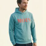 Alex – Hoody Ganzkörper, lockere Pose
