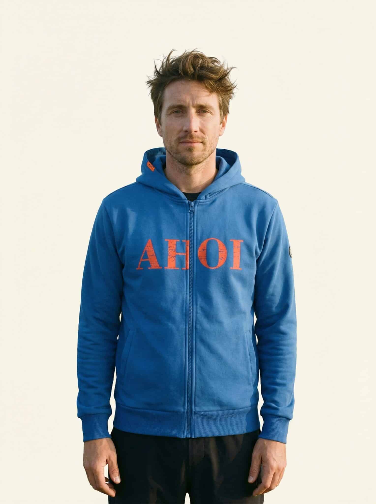 Ahoi [Digital] – Hoody an Person, Oberkörper frontal, geschlossen