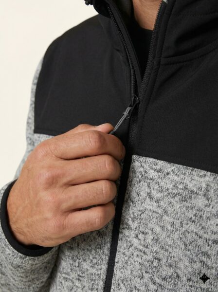 Ole – Detailaufnahme Hand am Reißverschluss
